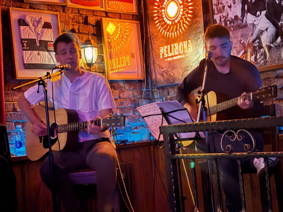 Svirka u caffe baru Buzz