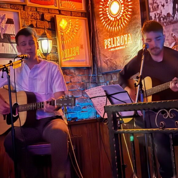 Svirka u caffe baru Buzz